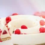 Entremets Queen framboise, vanille et cacahuète