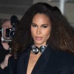 Cindy Bruna adopte le chignon idéal pour avoir l'air chic même quand il fait chaud