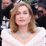 À 71 ans, Isabelle Huppert ne jure que par cette crème centenaire pour conserver une peau éclatante