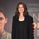 Jupe fendue jusqu'à la cuisse, topless et robe à plus de 3000 euros, Laetitia Casta prouve qu'elle p...