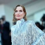 A 71 ans, dans sa tenue trompe-l'œil à écailles, Isabelle Huppert célèbre le savoir-faire à la franç...
