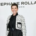 sans maquillage, Cristina Cordula évoque avec le sourire le passage à la soixantaine