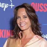 Pour la rentrée, Julia Vignali rehausse son teint hâlé avec une robe tout en couleurs, parfaitement ...