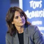 Chemise à volants et pantalon en dentelle, Faustine Bollaert est toute pimpante pour le tournage de ...