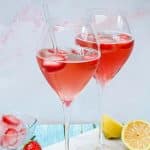 Cocktail au vin rosé, fraise et grenadine : parfait pour l'été !