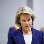 Pour aller à la messe, la reine Mathilde de Belgique bouscule les codes avec un total look blanc ult...