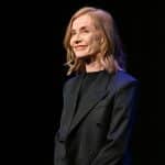 Isabelle Huppert brille de mille feux avec ses diamants Chopard et son ensemble Balenciaga