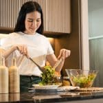 Anti-âge, cette huile qu'on utilise en cuisine lisse les rides et fait briller les cheveux