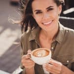 L'astuce d'un dentiste pour garder des dents blanches en buvant du café