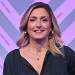 Julie Gayet ose une paire de lunettes loufoque pour ce festival dédié à l'intelligence artificielle