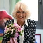 Pour ne pas dépenser un sou de trop, Camilla Parker Bowles reporte ses robes et garde les mêmes créa...