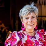 La princesse Laurentien des Pays-Bas nous donne des envies de vacances avec son kimono chic et color...