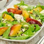 Plus gourmand que les tomates, ce fruit de saison fait des merveilles avec la mozzarella