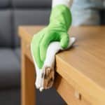 C'est l'astuce inattendue pour dire adieu à la poussière cet été selon une femme de ménage royale