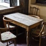 C'est le meilleur moyen pour qu'un meuble ne sente plus le renfermé, parole de brocanteuse