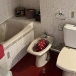 une salle de bains démodée sauvée par quelques bonnes idées