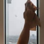 il garantit des vitres sans traces