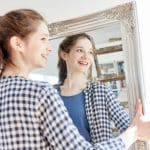 Suspendre un miroir à cet endroit précis transforme n'importe quel intérieur