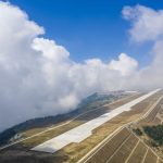 Pour construire cet aéroport incroyable, toute une montagne a changé d'allure