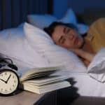 S'endormir en moins de 5 minutes est mauvais signe : un neurologue explique pourquoi