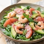 Salade pimpante de crevettes, pamplemousse rose et avocat